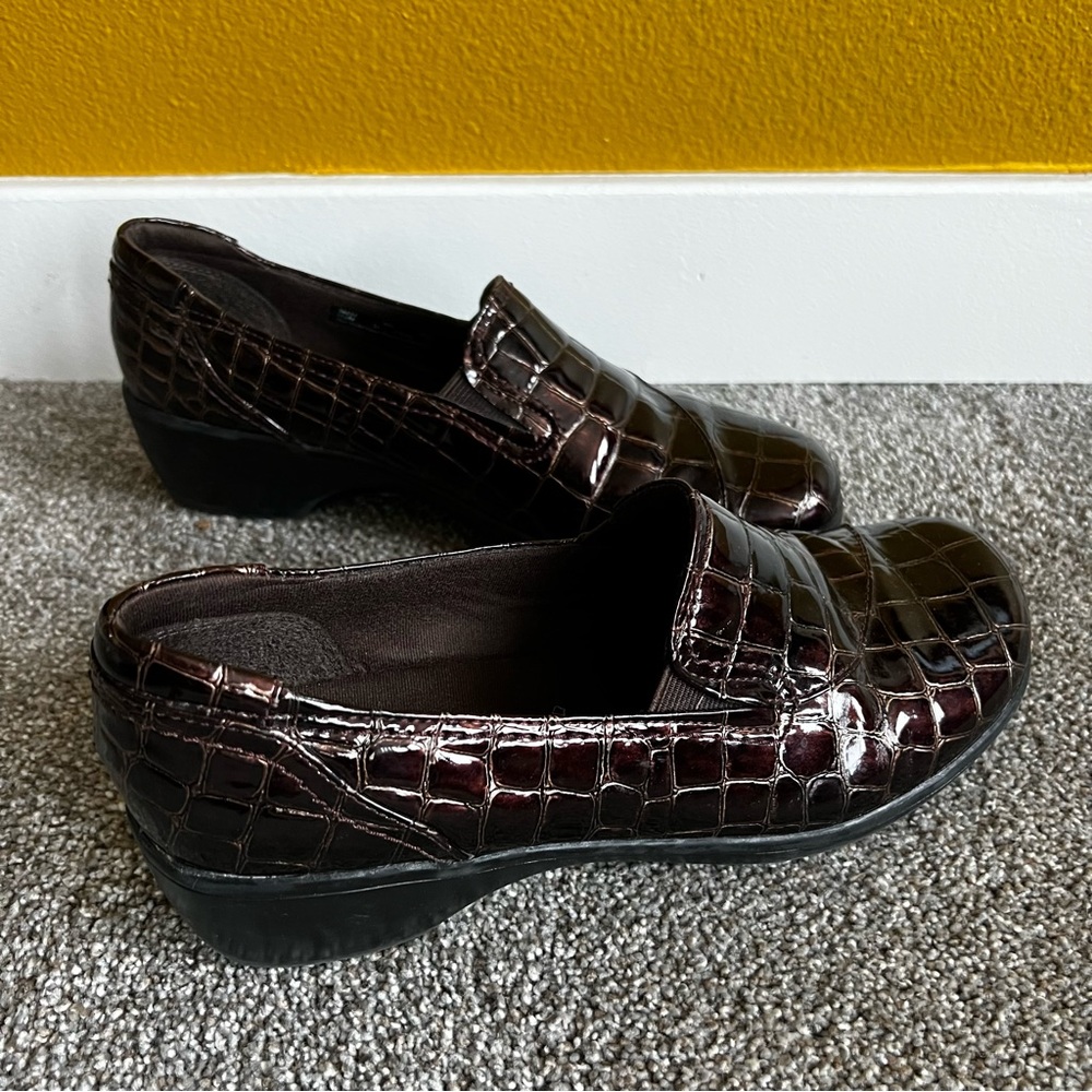 Clarks Bendables Brown Patent Faux Croc Wedge Loafers Size 8 EUC